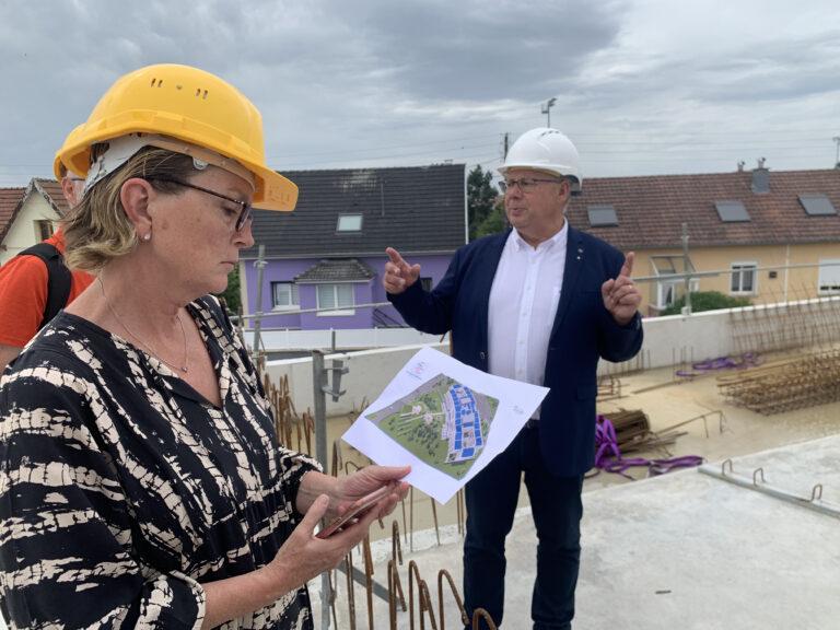 Claude Chirac tient dans ses mains la version finale de la nouvelle résidence des Rubans, qui accueillera les résidents de la Rosemontoise. |©Le Trois - EC