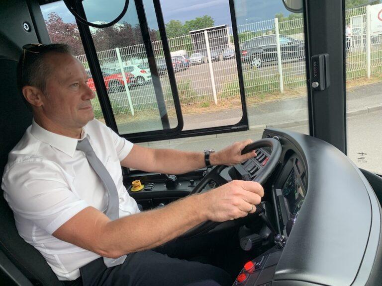 Jérôme, salarié de la régie des transports du Territoire de Belfort, au volant du premier bus hydrogène d'Optymo (©Le Trois – Thibault Quartier)