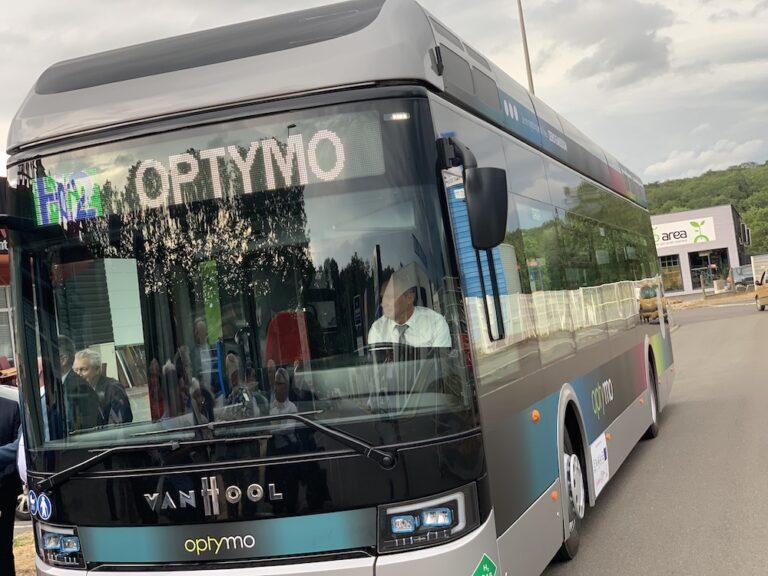 Sept bus hydrogène composent la flotte de bus urbains d'Optymo. Il y en aura 27 en 2025 (©Le Trois – Thibault Quartier).