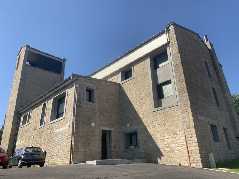 L'église Sainte-Thérèse de Bethoncourt, désacralisée en 2018, a été transformée en résidence de 10 logements par Néolia (©Le Trois – Thibault Quartier).