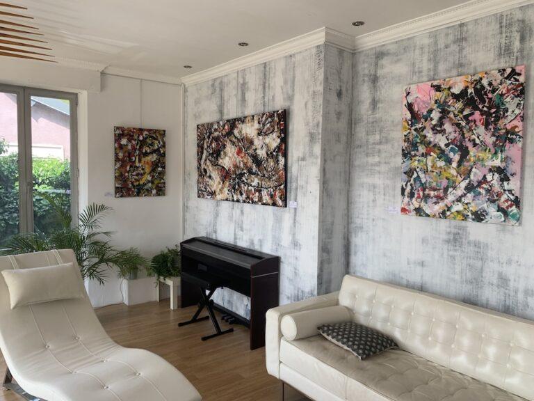 L'appARTement est une galerie d'art installée dans une maison, à Montbéliard, et animé par Anne Deuker Girard. Au mur, ce sont des oeuvres de Lina Khei. | ©Le Trois – Thibault Quartier