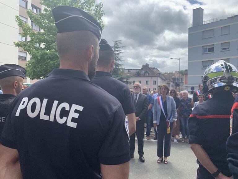Après un rassemblement à la mairie de Montbéliard, le groupe s'est dirigé au commissariat pour témoigner de leur soutien aux forces de l'ordre et de sécurité. | ©Le Trois – Thibault Quartier