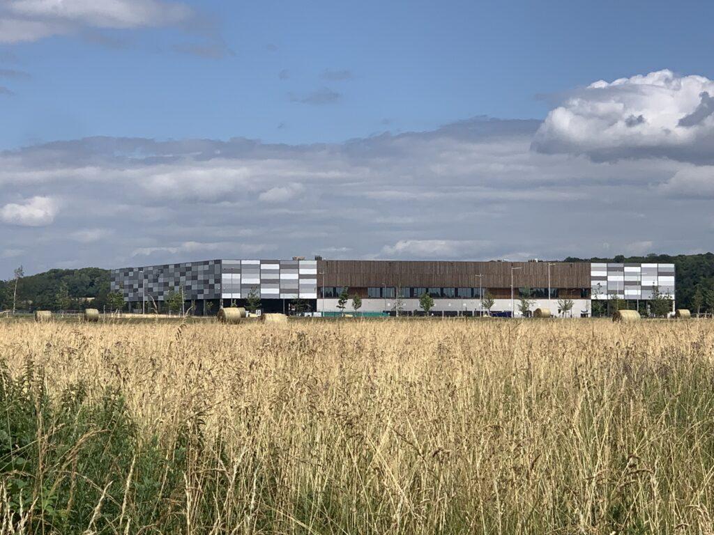 amazon_fontaine La plateforme colis d'Amazon, à l'Aéroparc de Fontaine. | ©Le Trois – Thibault Quartier