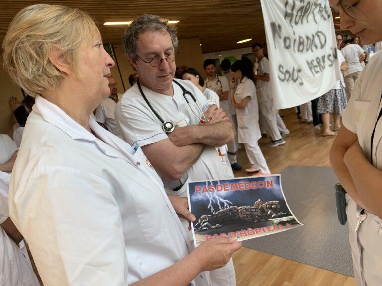 Le 4 juillet, une soixantaine de médecins s'est rassemblée à l'hôpital Nord Franche-Comté pour dénoncer l'état dramatique de l'hôpital public. | ©Le Trois – Thibault Quartier