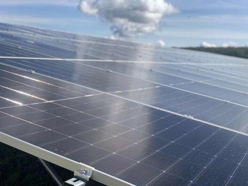 EDF Renouvelables installe une ferme solaire de 73 000 panneaux photovoltaïques à l'Aéroparc de Fontaine, sur la commune de Reppe. | ©Le Trois – Thibault Quartier