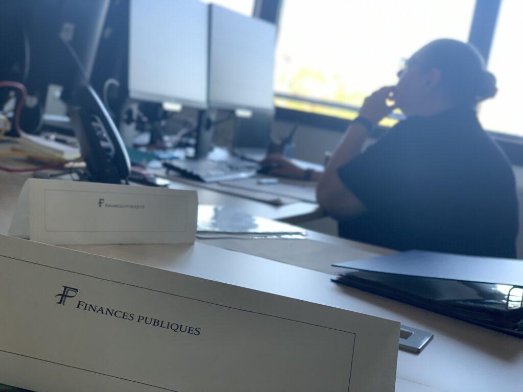 Un agent de la DGFIP travaillant sur un ordinateur.