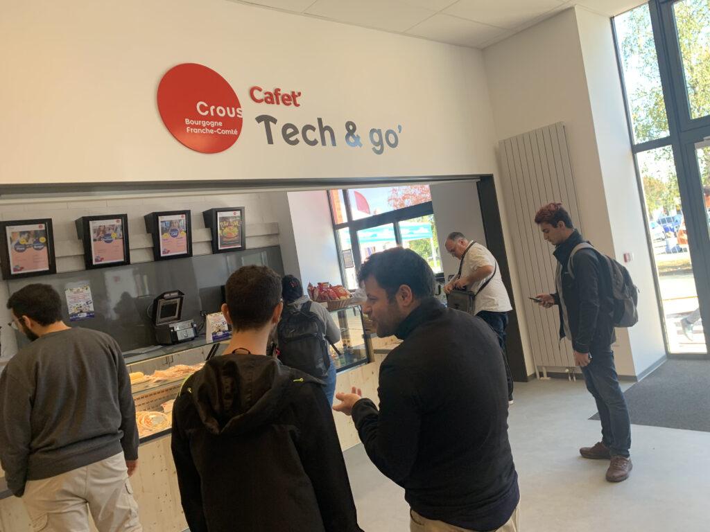 Des étudiants viennent recupérer leur repas à la cafétéria du Crous.