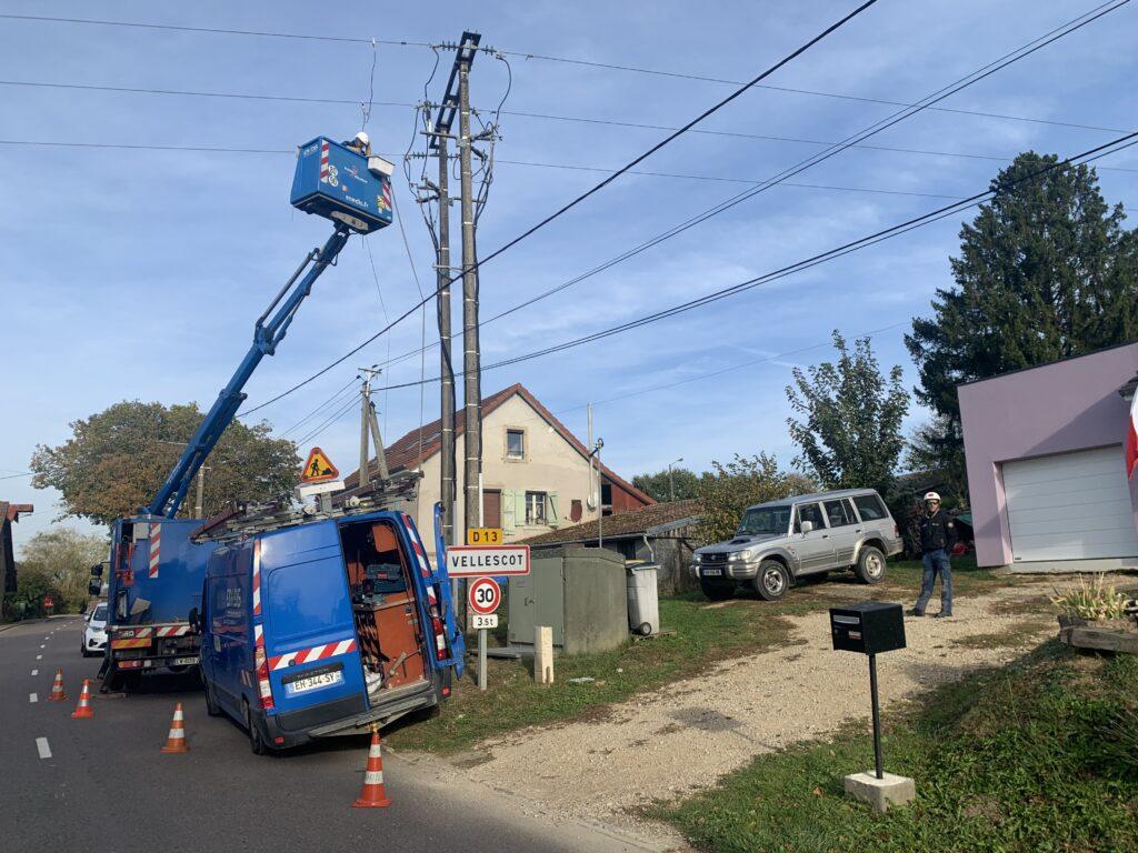 Enedis mène des travaux de rénovation sur le réseau électrique aérien pour maintenir le réseau dans un état quasi neuf.