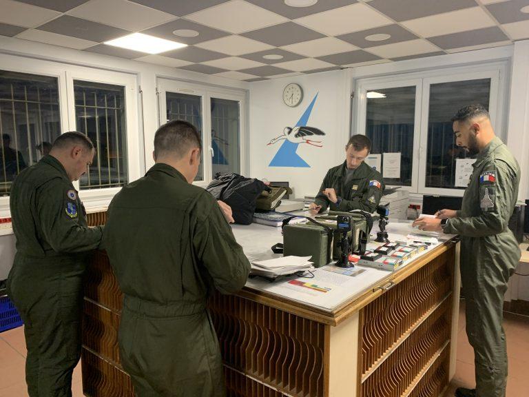 Briefing, le 28 novembre 2023, de quatre pilotes de chasse qui vont rejoindre la Lituanie dans le cadre d'une mission de l'Otan. | ©Le Trois – Thibault Quartier