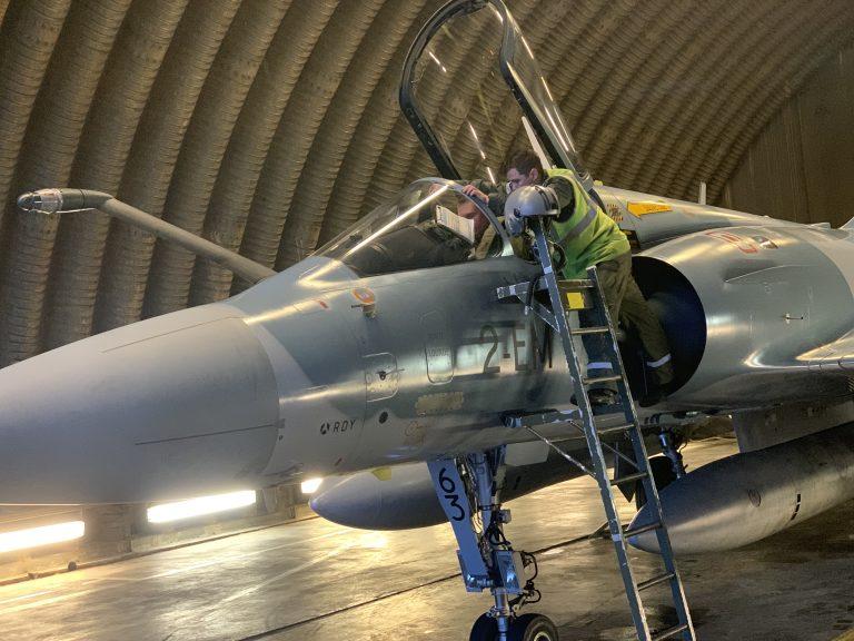 Check-up complet d'un Mirage 2000-5F à la BA 116 de Luxeuil-Saint-Sauveur (Haute-Saône), avant départ en mission. | ©Le Trois – Thibault Quartier.