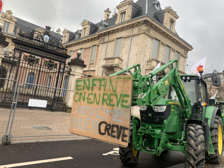 Les agriculteurs et exploitants agricoles ont manifesté devant la préfecture du Territoire de Belfort mardi 28 novembre. | ©Le Trois - EC