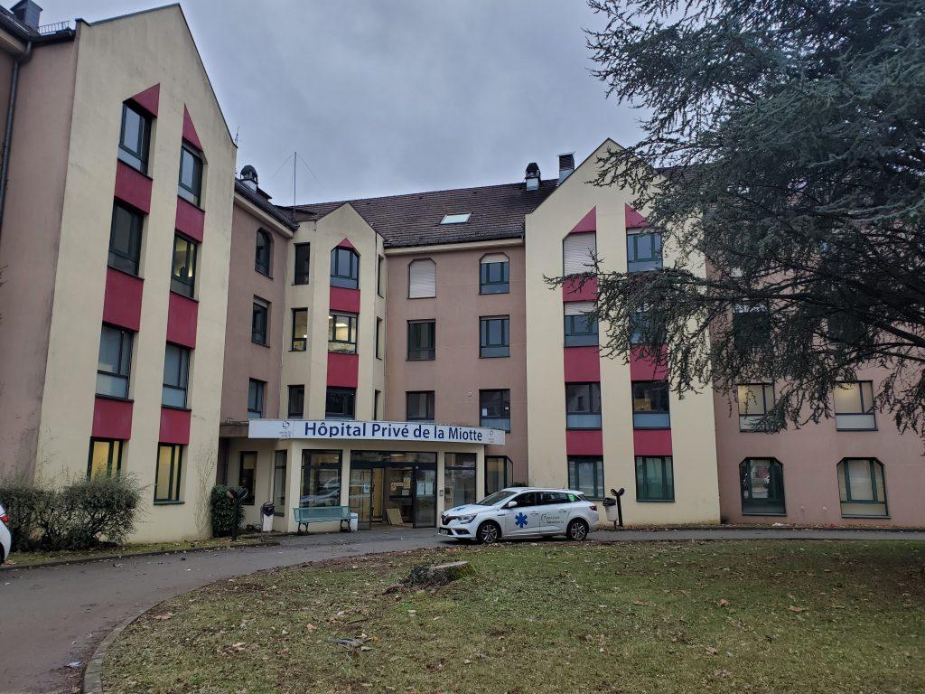 Entrée de l'hôpital privé de la Miotte, à Belfort.