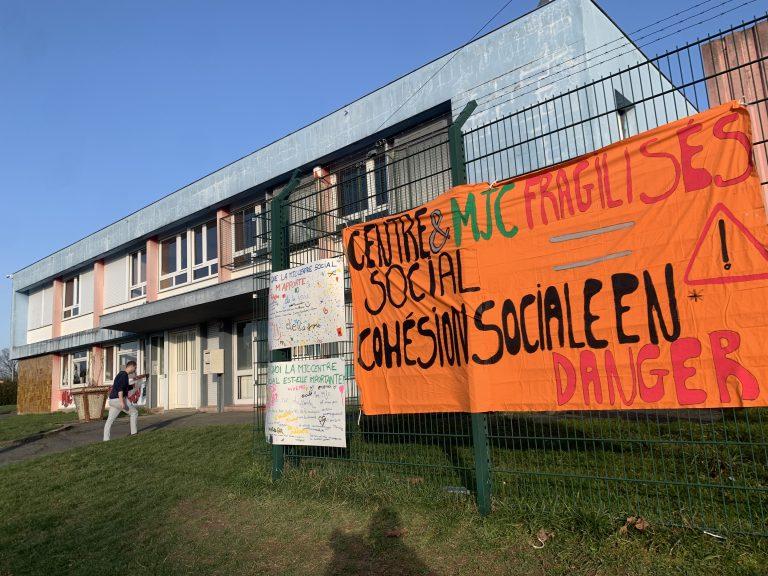 Les structures agréées "centre social" se sont mobilisées le 31 janvier 2024, dans le pays de Montbéliard, pour alerter sur la précarité de leurs finances. | ©Le Trois – Thibault Quartier
