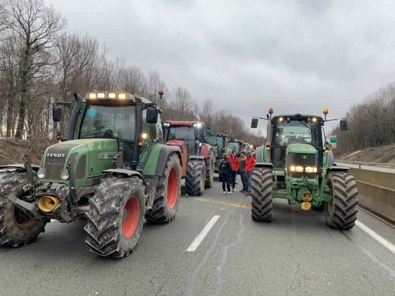 Les exploitants agricoles ont manifesté sur l'autoroute vendredi 26 janvier. | ©Le Trois - E.C.