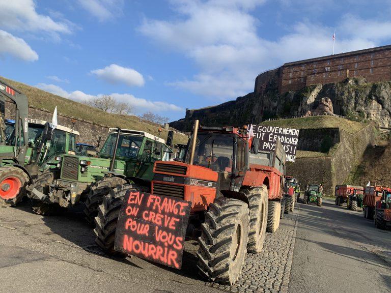 Les agriculteurs ont manifesté devant la DDT ce 31 janvier avec une action symbolique. | ©Le Trois - E.C.