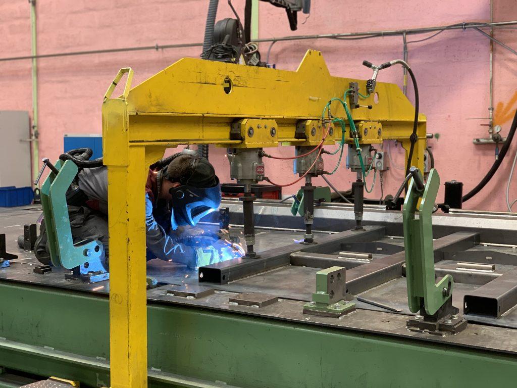 Opération de soudage sur le châssis de la motrice du TGV M, à l'usine Alstom de Belfort.