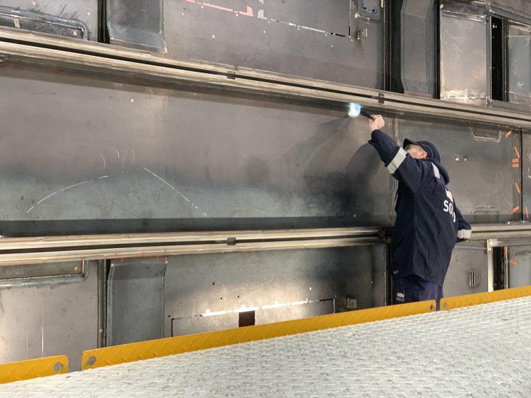 Inspection des soudures sur la motrice du TGV M, à l'usine Alstom de Belfort. | ©Le Trois – Thibault Quartier