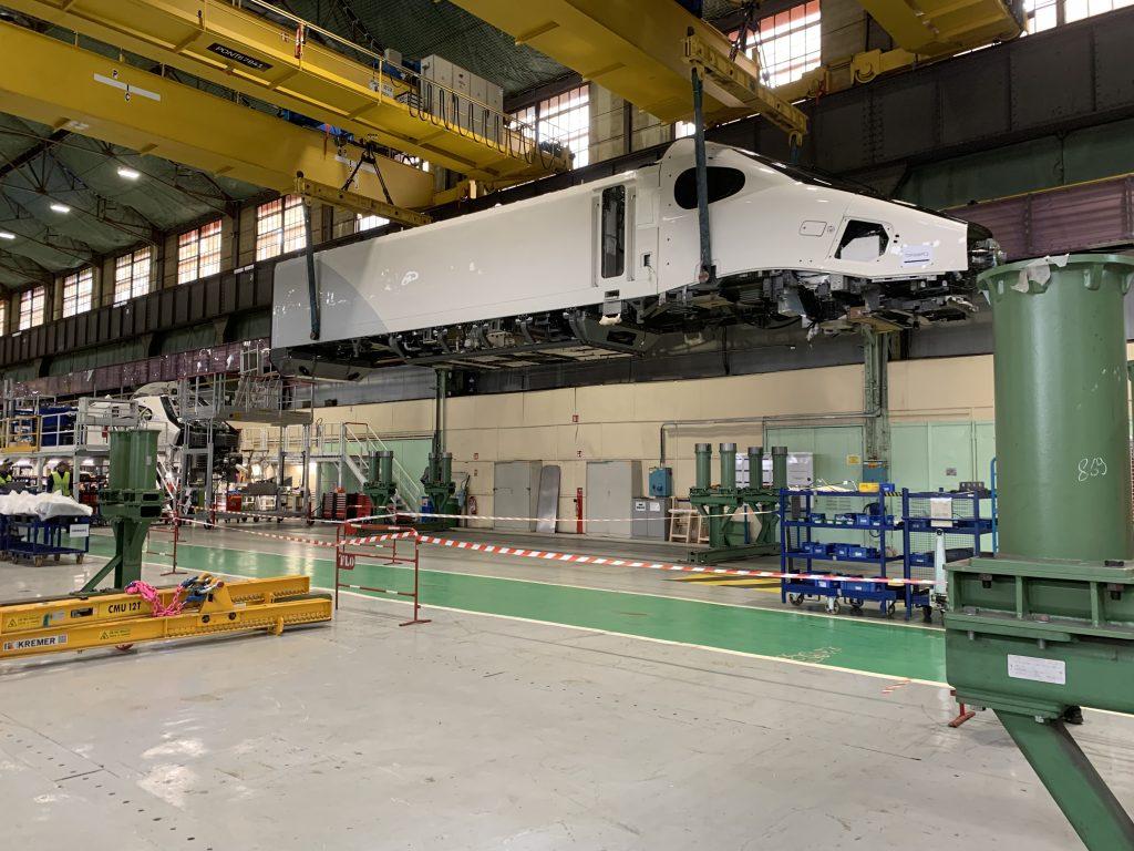 Manutention de la motrice du TGV M, dans l'atelier d'assemblage de l'usine Alstom de Belfort.