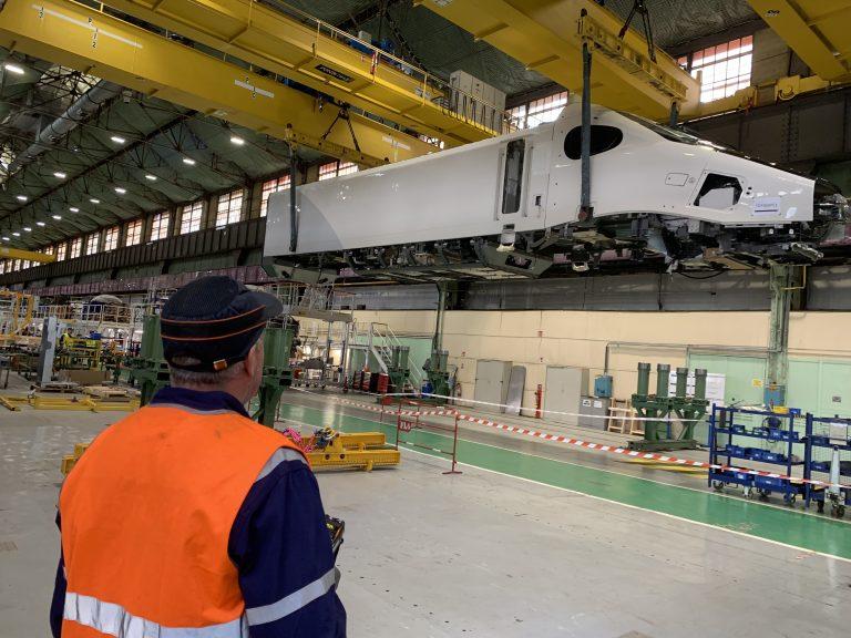 Manutention de la motrice du TGV M, dans l'atelier d'assemblage de l'usine Alstom de Belfort. | ©Le Trois – Thibault Quartier