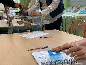 Acte de vote, dans un bureau de Belfort. | ©Le Trois – illustration