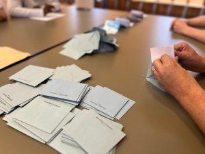 Opération de dépouillement, à Belfort, aux législatives anticipées, le 30 juin 2024.