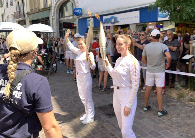 Il faut aller vite, pour apercevoir la flamme. Les relayeurs ont un timing extrêmement serré pour parcourir les 4,9 km.