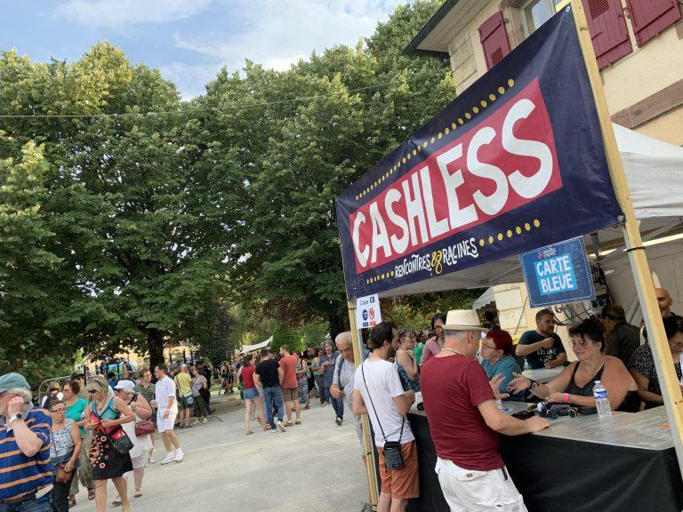 Tous les bars et espaces de restaurations se réglaient avec le Cashless, à récupérer dans deux stands différents.