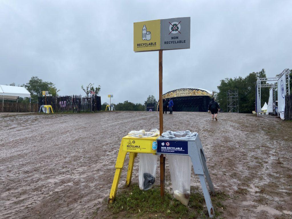 Des panneaux rendent les poubelles plus visibles pour les festivaliers des Eurockéennes
