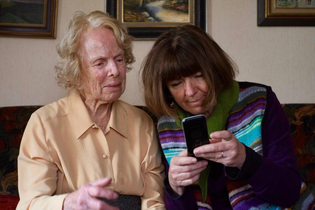 La Belfortaine Suzanne Bailly (à gauche), victime de trois tentatives d'empoisonnement, et la journaliste Pascale Robert-Diard. (Photo Rémi Lainé / Rectangle Productions - Reproduction interdite)