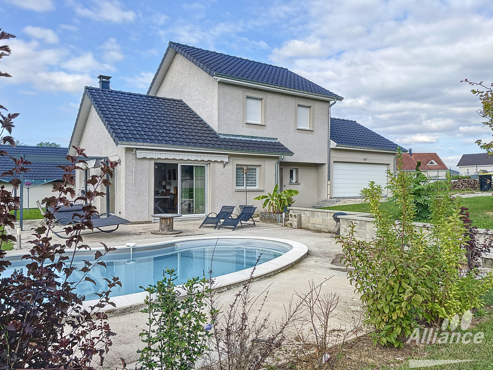 Maison moderne avec piscine et jardin