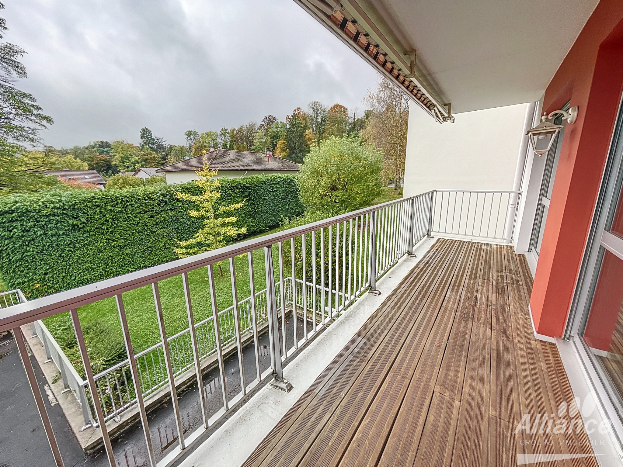 Appartement de100m2 lumineux en parfait état, avec terrasse.