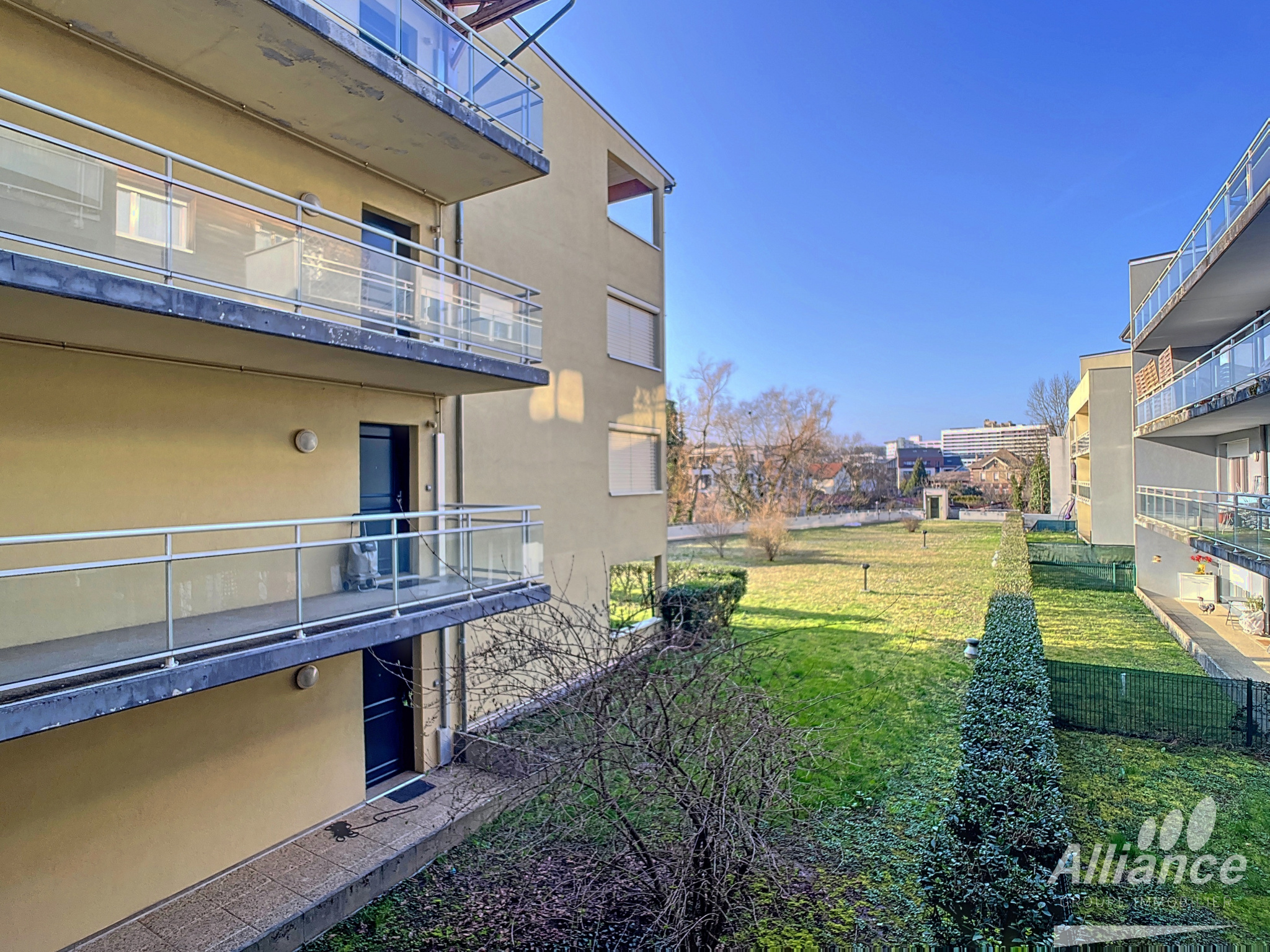 APPARTEMENT T3 A VENDRE  AVEC GRANDE TERRASSE .