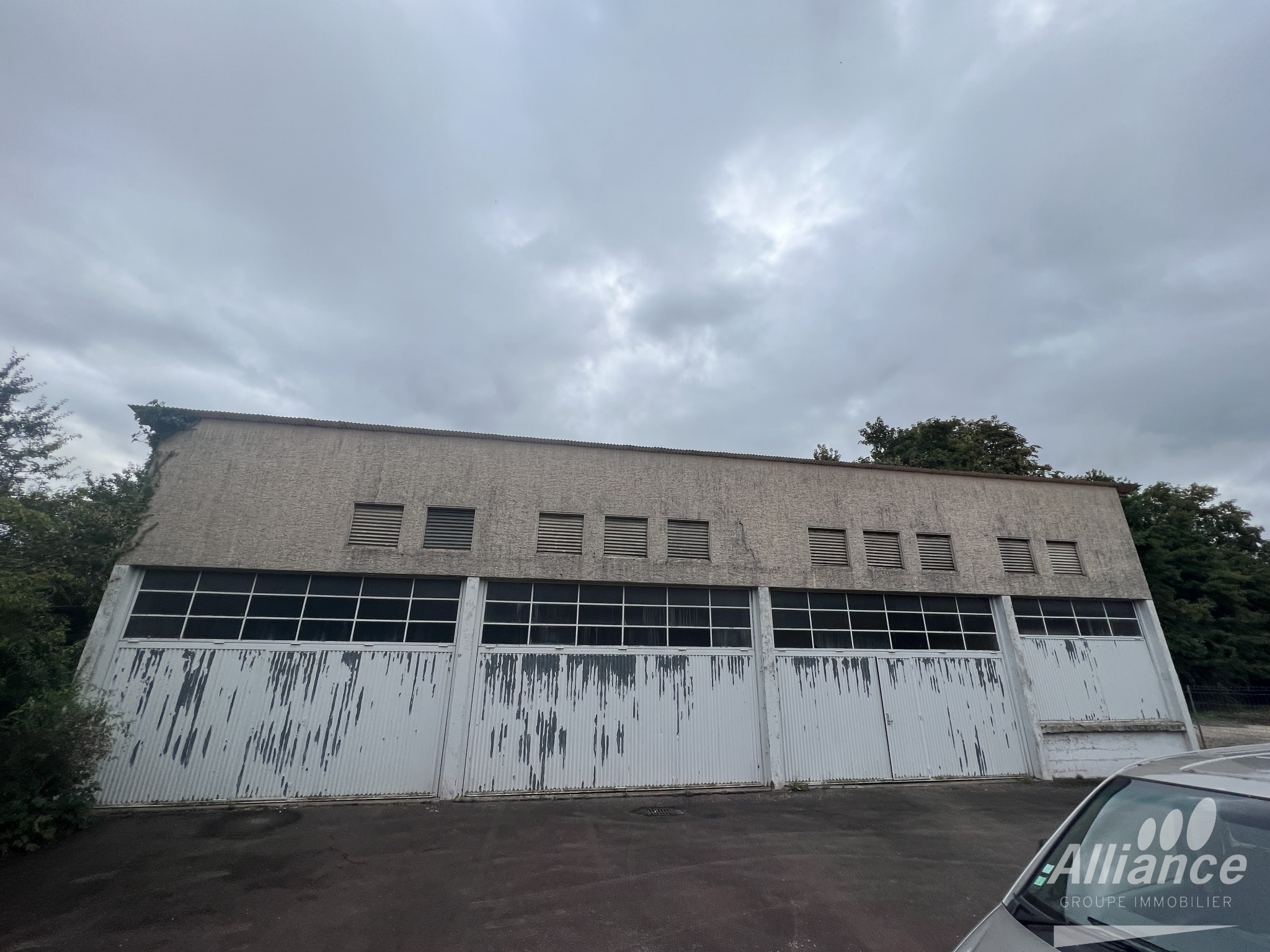 Entrepôt 300 m2 Belfort Centre avec 3 portes sectionnelles p