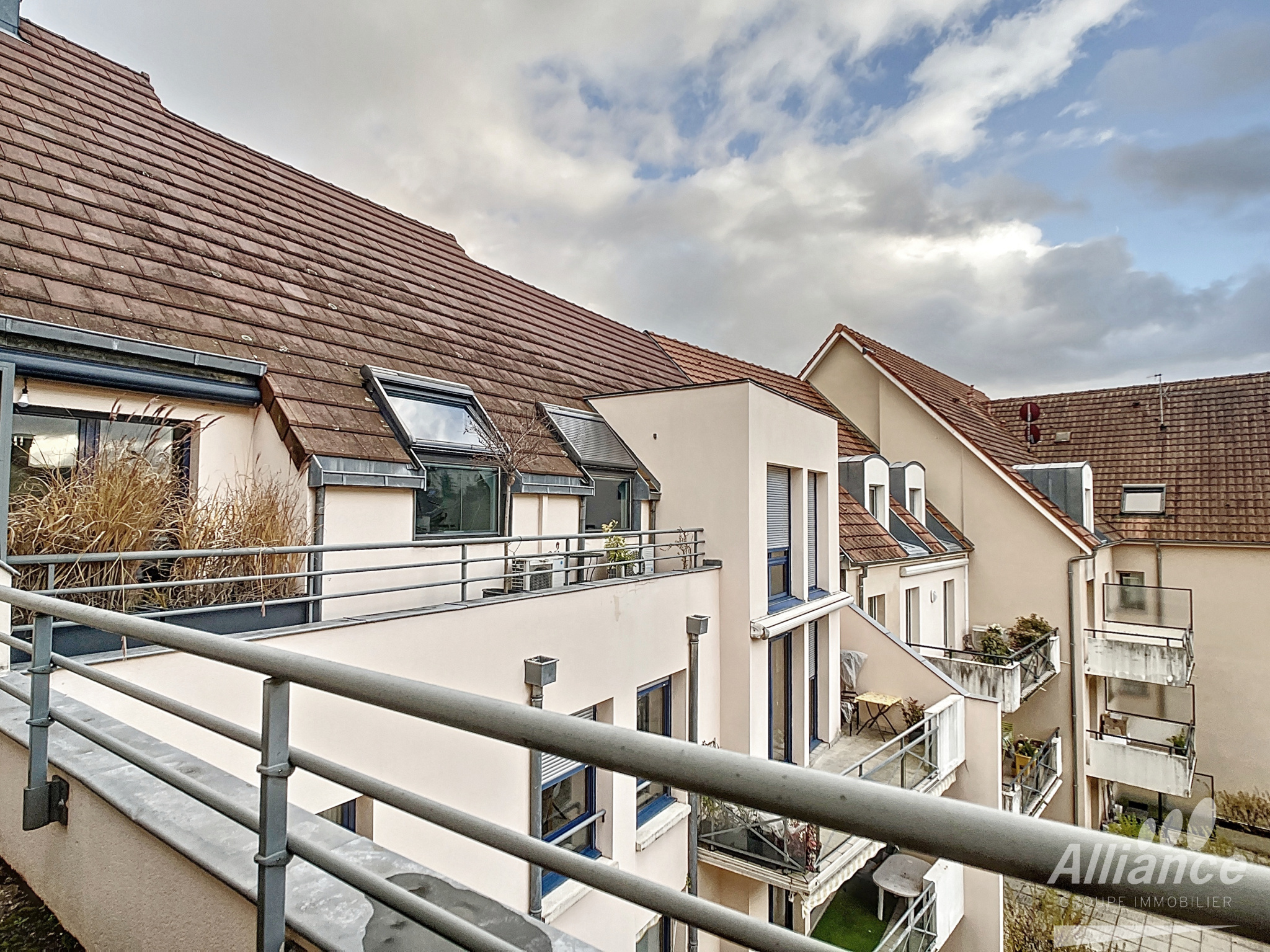 APPARTEMENT  DERNIER ETAGE AVEC TERRASSE EN VENTE A MONTBELI