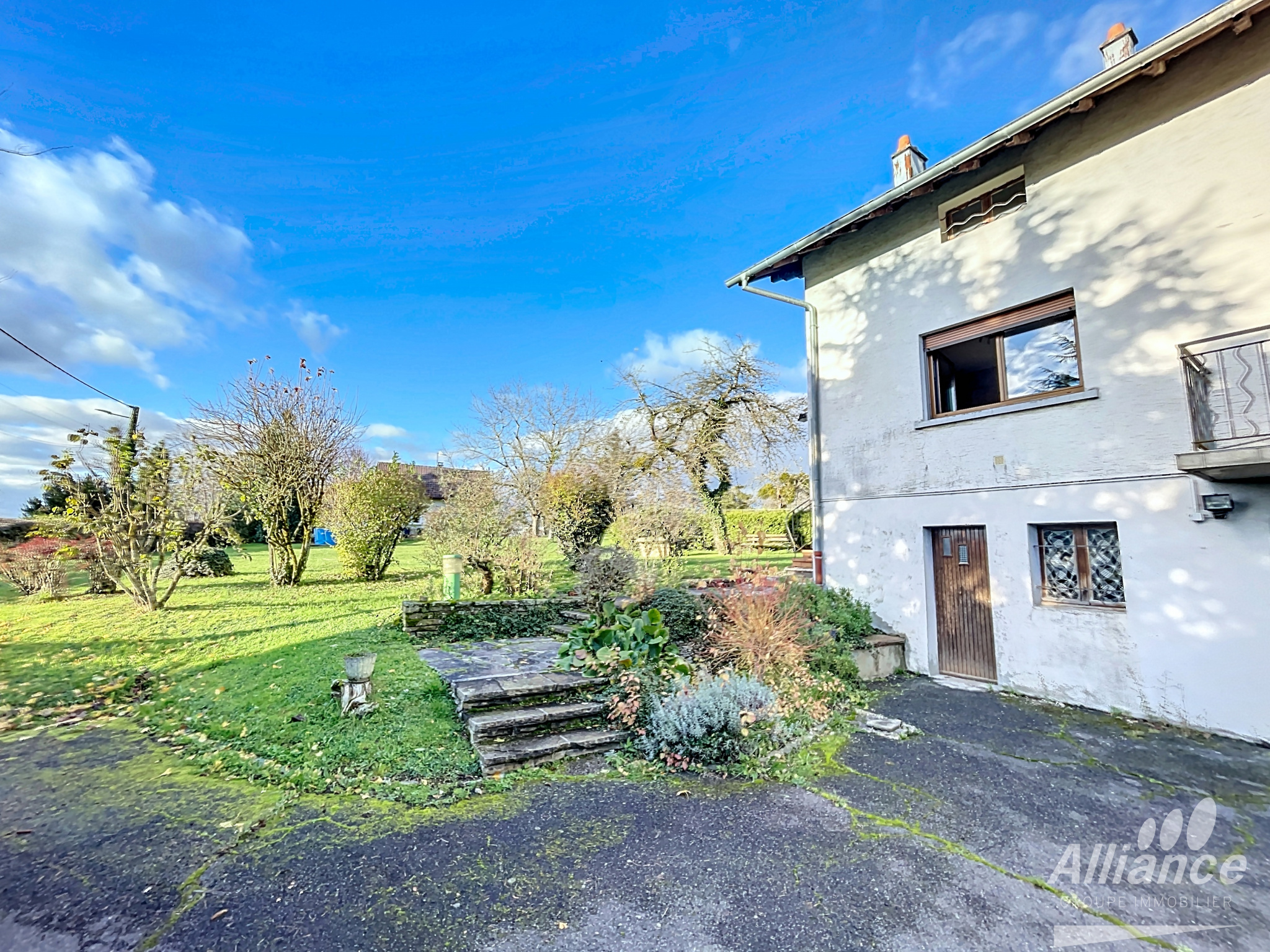 Maison avec 4 chambres sur un terrain de 22 ares.