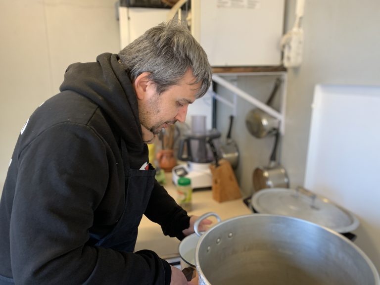 Sylvain, 40 ans, voudrait travailler aux tables d'Uzel. | ©Le Trois - E.C.