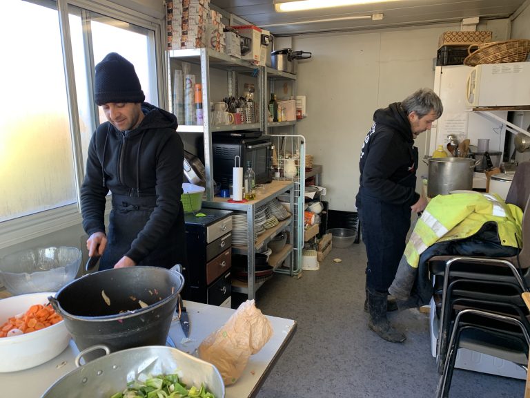 Chaque jour, les repas sont préparés par les salariés et généralement une bénévole avec des légumes. | ©Le Trois - E.C.