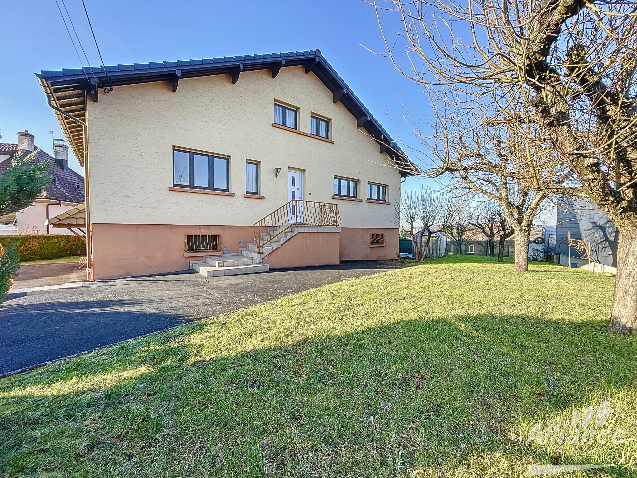 Maison avec terrasse 4 pièces et 8 ares de terrain