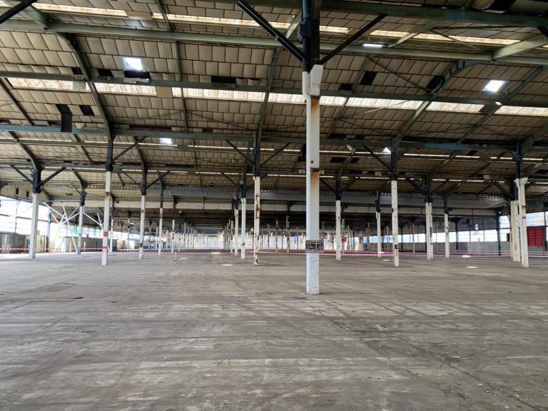 L'usine Das Solar, encore vide, implantée sur la friche de Mandeure. | ©Le Trois - E.C.