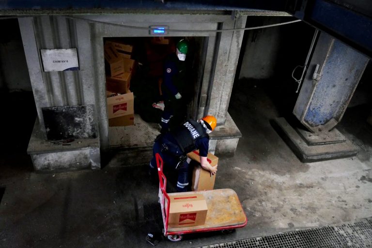 La douane a fait détruire 900 kilos de tabac et cigarettes de contrebande. | ©Emmanuel Clevenot