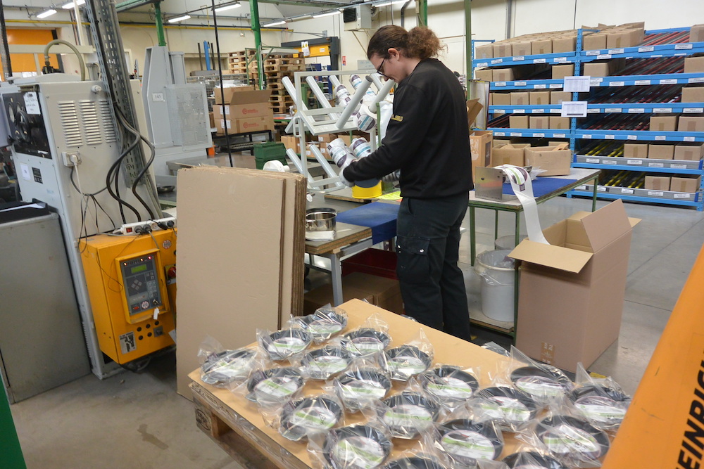 Cristel_production Ligne de production de l'usine d'ustensile de cuisine haut de gamme Cristel, à Fesches-le-Chatel.