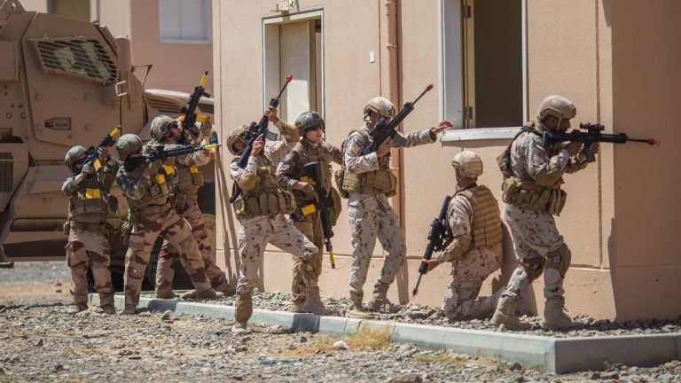 Fantassins du 35e RI et du 13e bataillon émirien pendant la prise d'un bâtiment, lors d'un exercice du 35e régiment d'infanterie de Belfort, aux Émirats arabes unis, en avril 2025. | ©35e RI