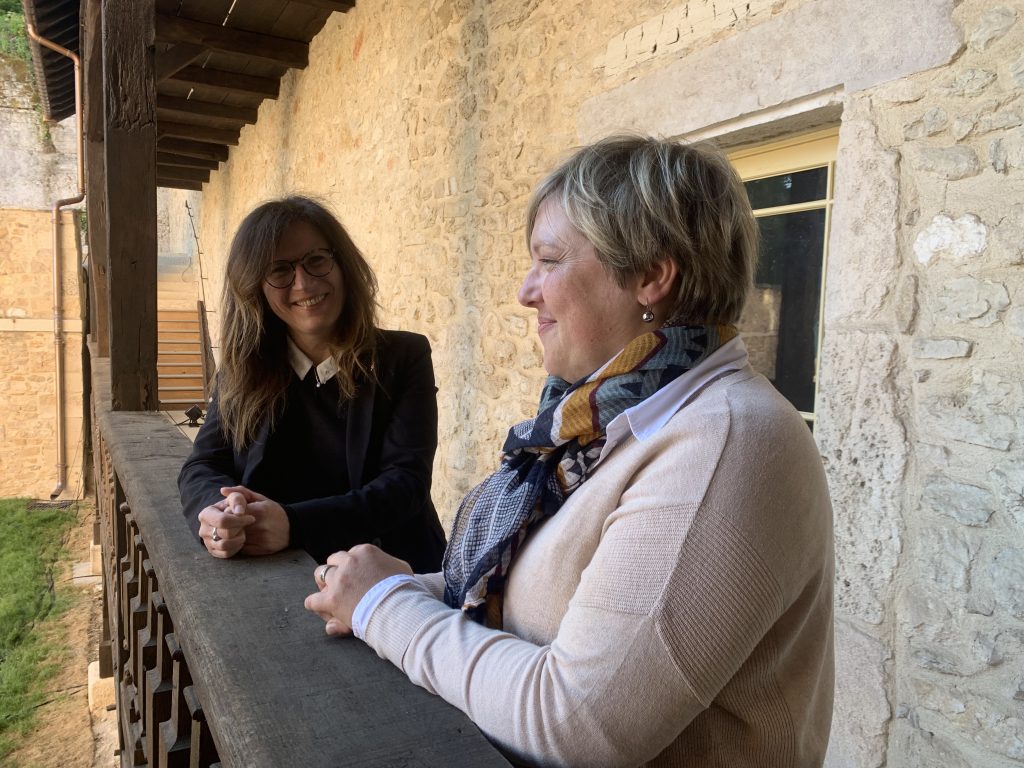 Sandrine Larcher, maire de Delle, en discussion sur les galeries historiques de l'hôtel de ville.