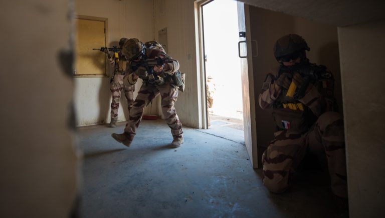 Reconnaissance d'un bâtiment par les gaillards, lors d'un exercice du 35e régiment d'infanterie de Belfort, aux Émirats arabes unis, en avril 2025. | ©35e RI