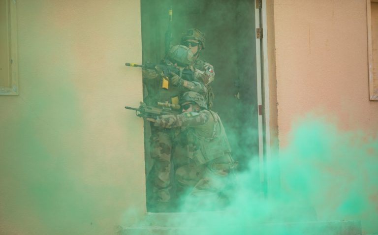 Soldats en appui pour permettre la progression du reste du groupe, lors d'un exercice du 35e régiment d'infanterie de Belfort, aux Émirats arabes unis, en avril 2025. | ©35e RI
