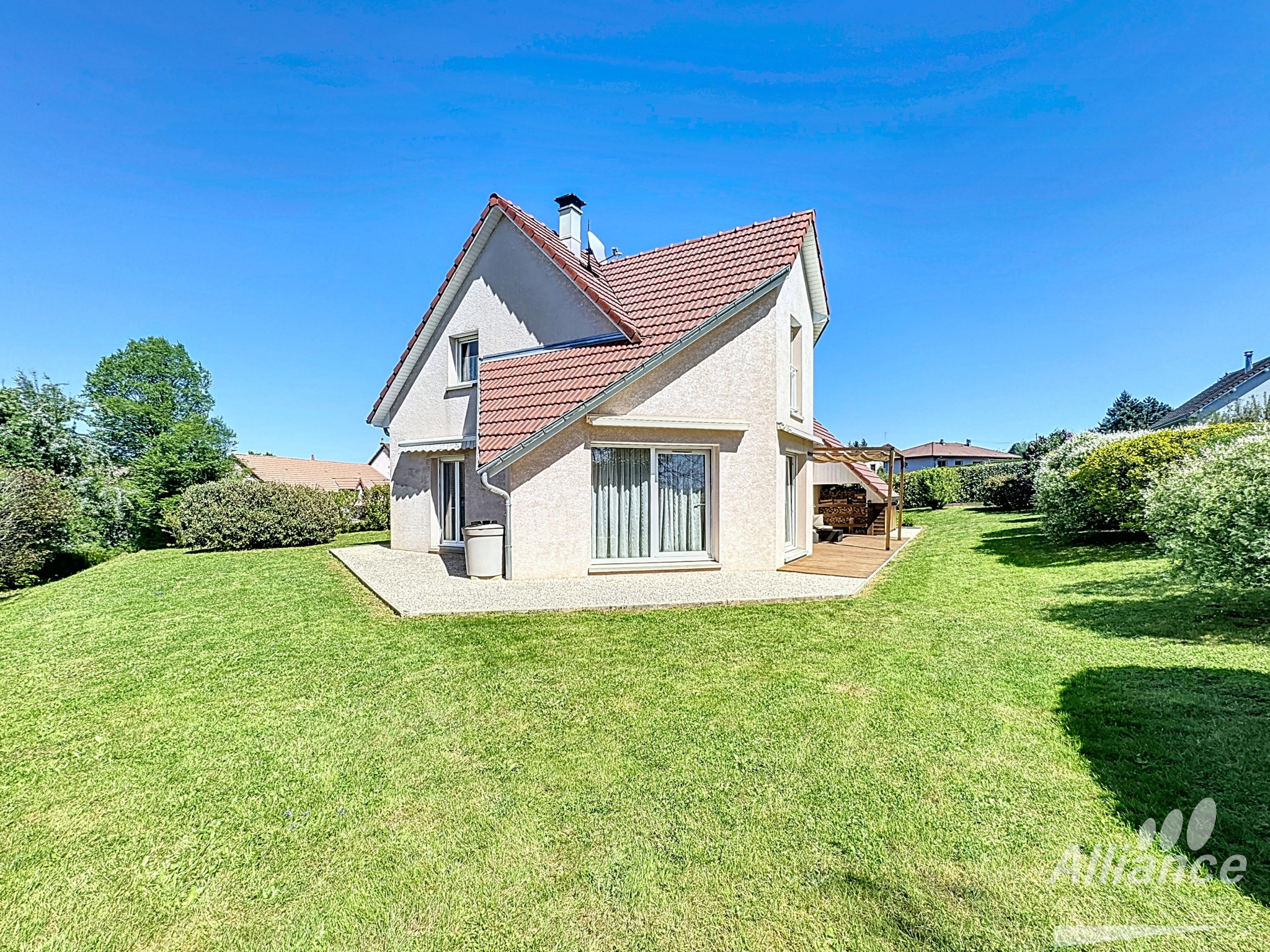 Maison d’architecte sur 17 ares de terrain –  FRAHIER ET CHA