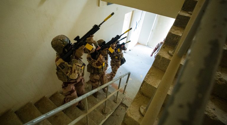 progession dans un batiment en application des techniques de combat en zone urbaine, lors d'un exercice du 35e régiment d'infanterie de Belfort, aux Émirats arabes unis, en avril 2025. | ©35e RI