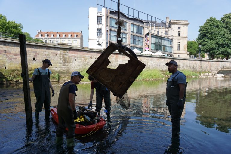 Des étudiants de l'Esta ont mené une opération de nettoyage de la Savoureuse après le Fimu. | ©Loéva Claverie