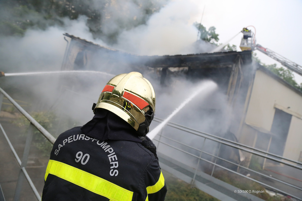 Les pompiers de Belfort lutte contre un incendie à Lepuix, le 3 juillet 2024.