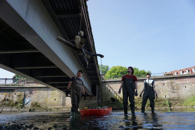 Des étudiants de l'Esta ont mené une opération de nettoyage de la Savoureuse après le Fimu. | ©Loéva Claverie